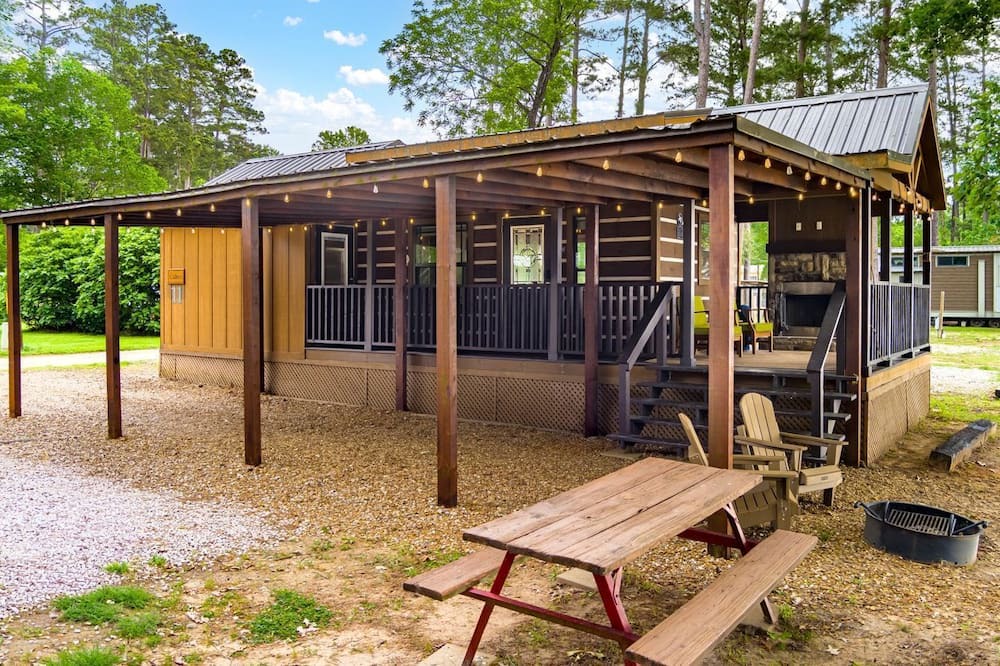 Hemphill Cabin | Peaceful Lakefront Tiny Cabin Nestled in the Sabine National Forest for a Romantic Escape in Hemphill, Texas