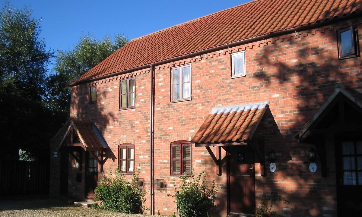 Irstead Cottage | Peaceful lakeside cottage close to the Broads and beaches
