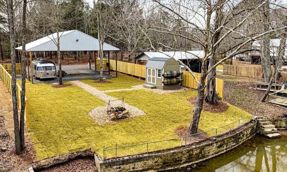 Centre House | Peaceful Lakeside Covered Airstream with Firepit & Kayaks Near Centre, AL