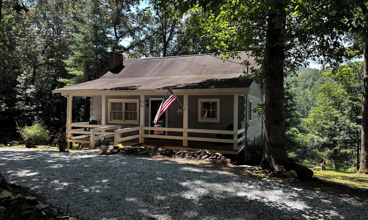 Franklin Cabin | Peaceful log cabin in charming Franklin near Smokies, Nantahala, & Trails