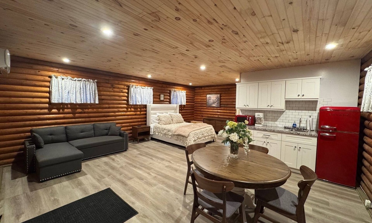 Kimbolton Cabin | Peaceful log cabin on a back gravel road with private deck and amenities of home