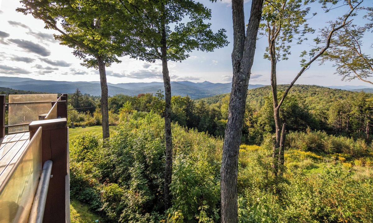 Moretown House | Peaceful luxurious retreat with stunning mountain views & nearby skiing/hikes!