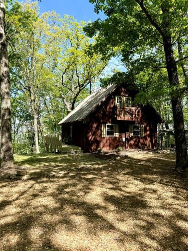 Mentone House | Peaceful Luxury Cabin with Floor-to-Ceiling Glass Views & Historic Gas Log Near Cloudland Canyon, Mentone, Alabama