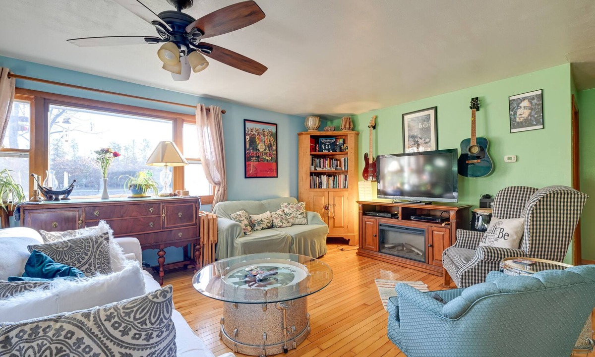 Necedah House | Peaceful Necedah Retreat: 3 Mi to Lakes!