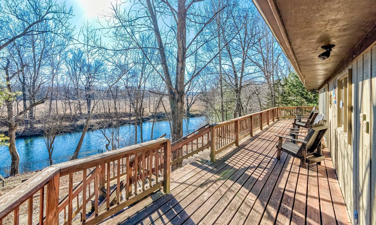 Buffalo House | Peaceful Niangua River Retreat