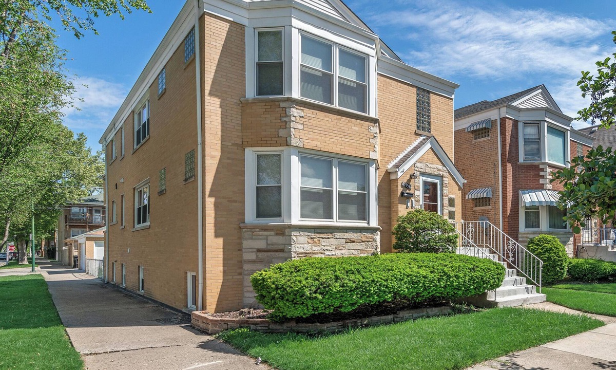 Belmont Cragin Apartment | Peaceful Oasis - Captivating Six-Bedroom Escape