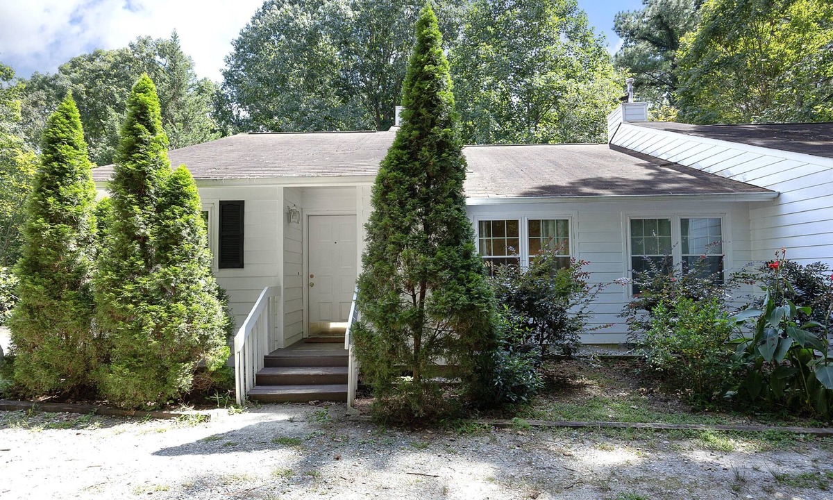 Chapel Hill House | Peaceful open floorplan treehouse in Chapel Hill