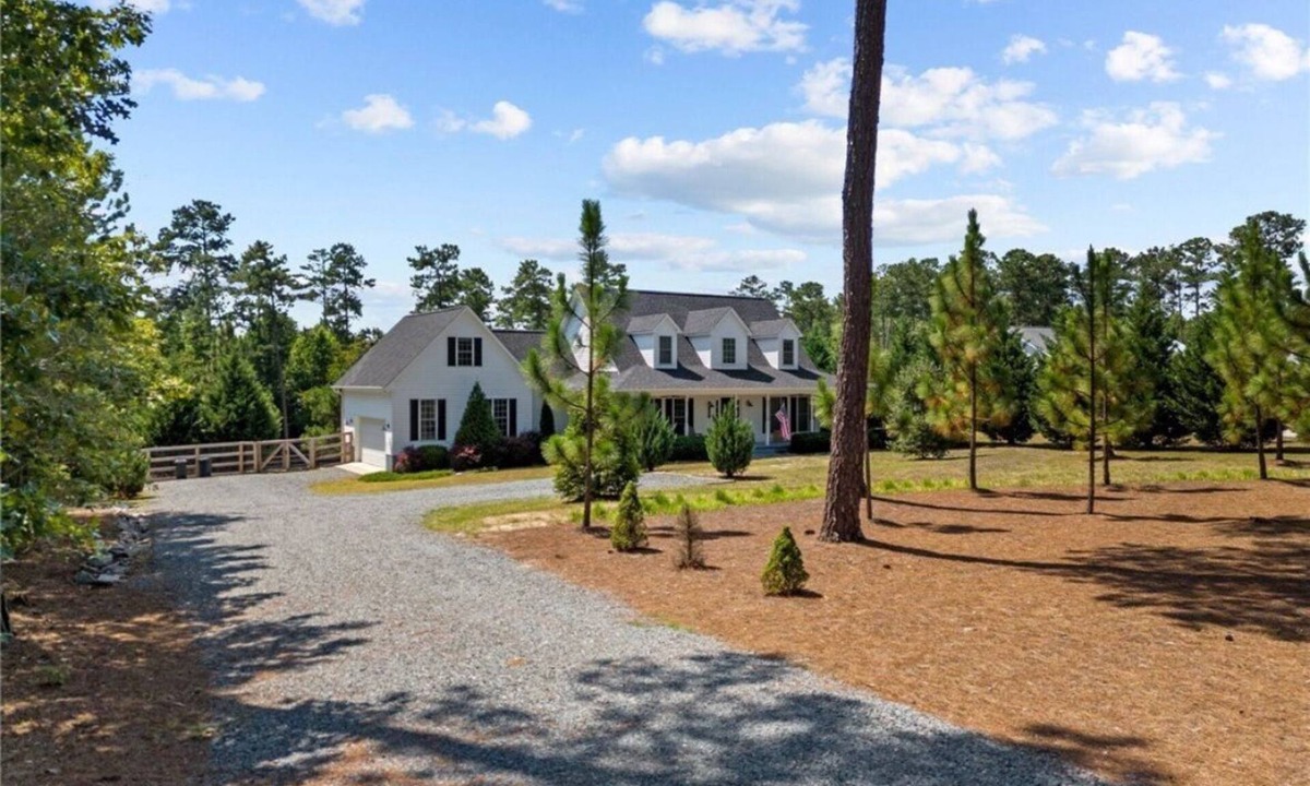 Carthage House | Peaceful & private 4 BR 2 1/2 Bath on 1 Acre in Carthage, 15 minutes from golf.