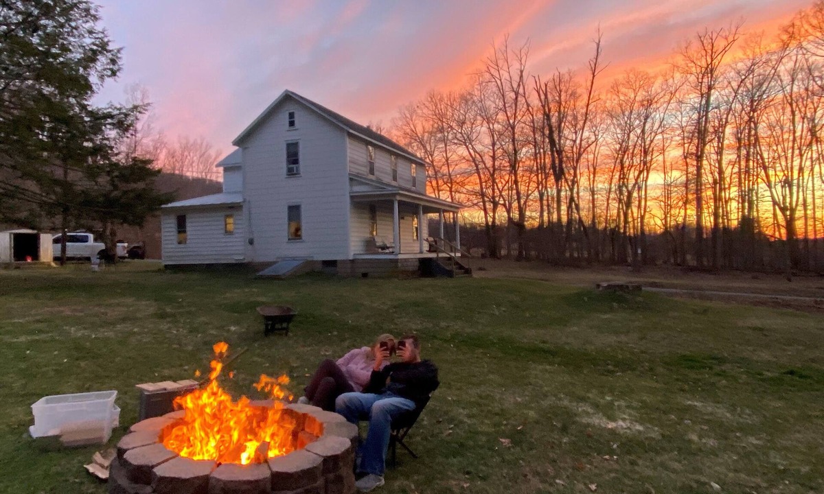 Elysburg House | Peaceful Private Country Farmhouse W/Starlink, 7 Min to Knoebels Pet Friendly!