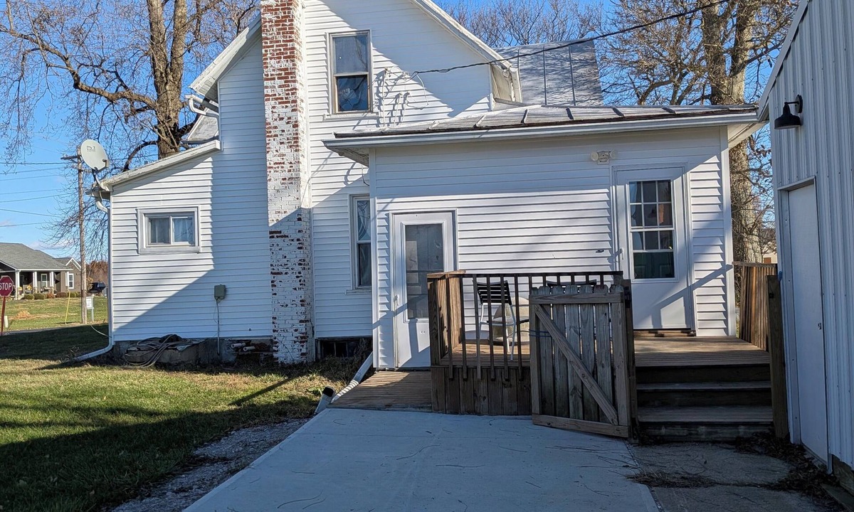 Johnstown House | Peaceful, quiet farmhouse outside charming Johnstown