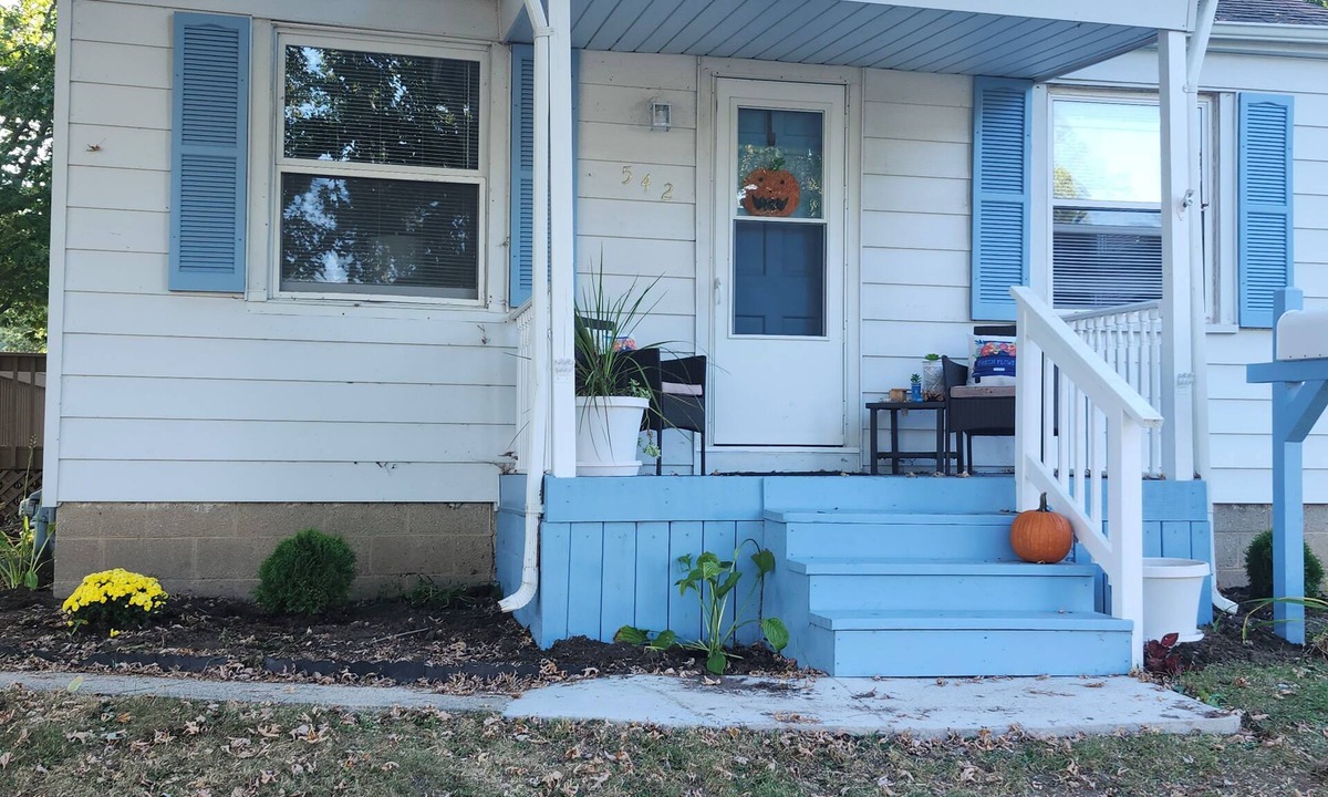 Winthrop Harbor House | Peaceful & Quiet. Close to Great Lakes, prime outlet, Winthrop Harbor Marina.