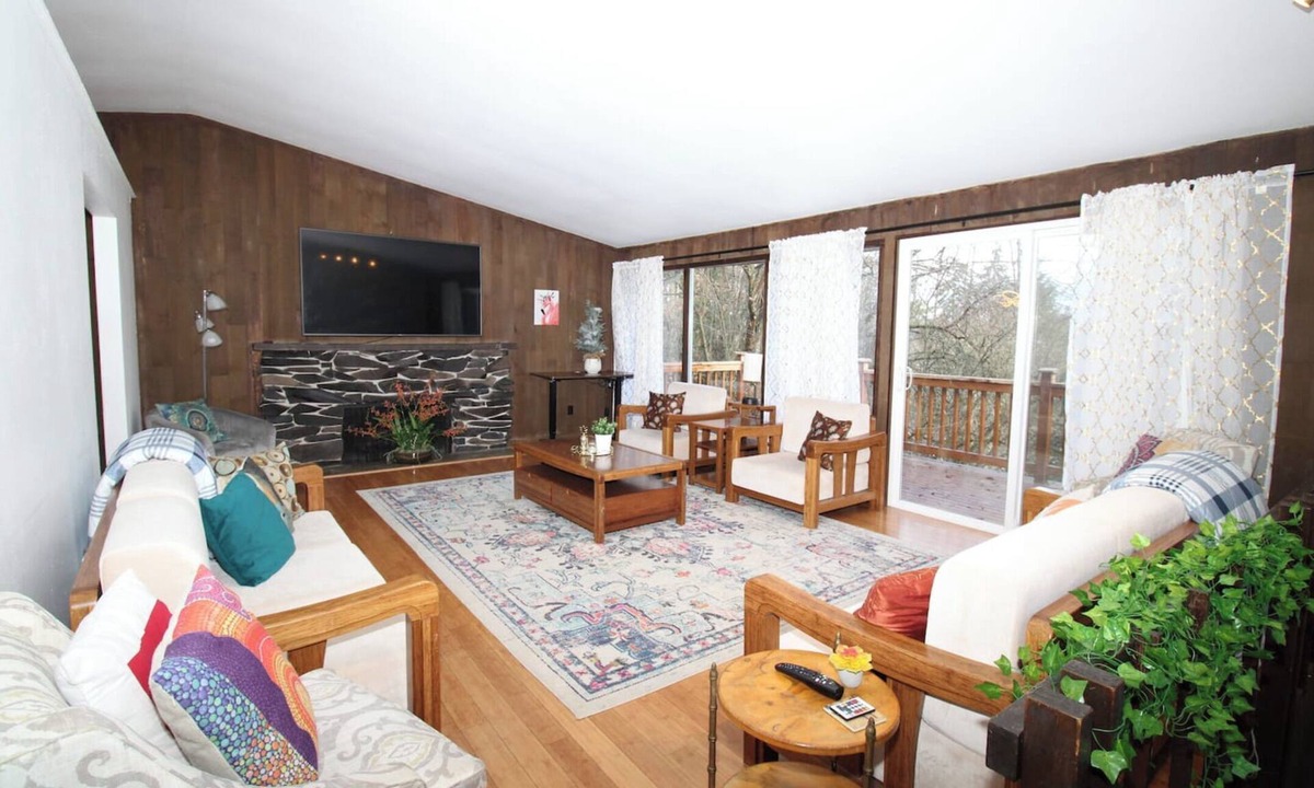 Lake Forest Park House | Peaceful Retreat Serene Lake Forest Park House