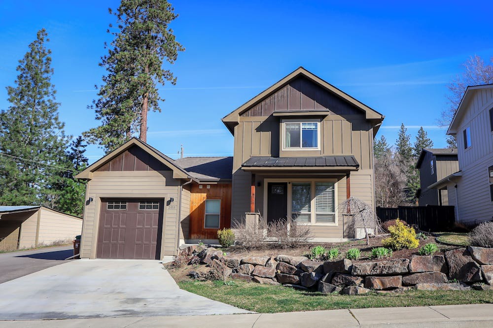 Latah Valley House | Peaceful retreat with 3 King beds, a fenced yard, and a cozy fire table
