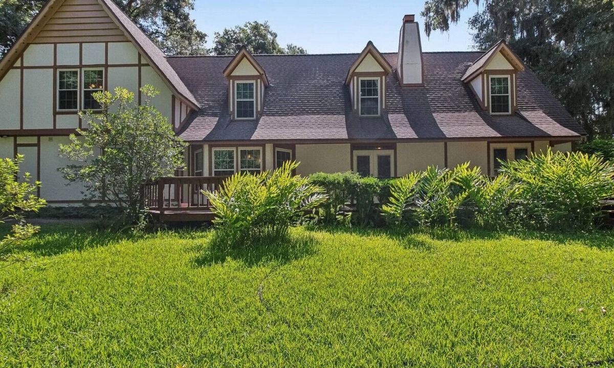 Doctors Inlet House | Peaceful River Front Home