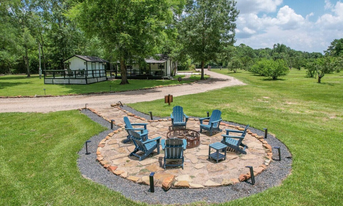 Montgomery Cottage | Peaceful Romantic Cottage with Fire Pit and Pond Near Lake Conroe