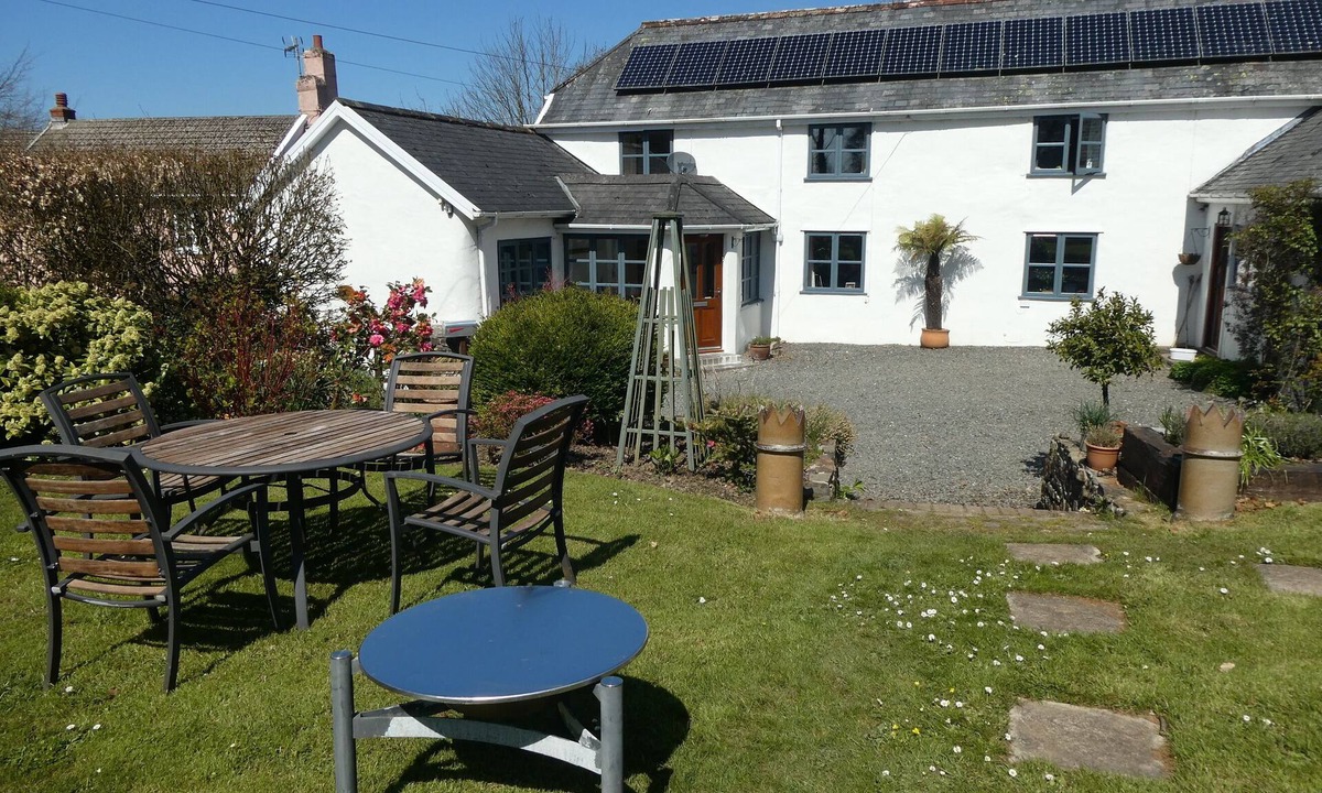 Kingswear Cottage | Peaceful Rural Location Set Within 5 Acres Of Pasture and Woodland, pet friendly