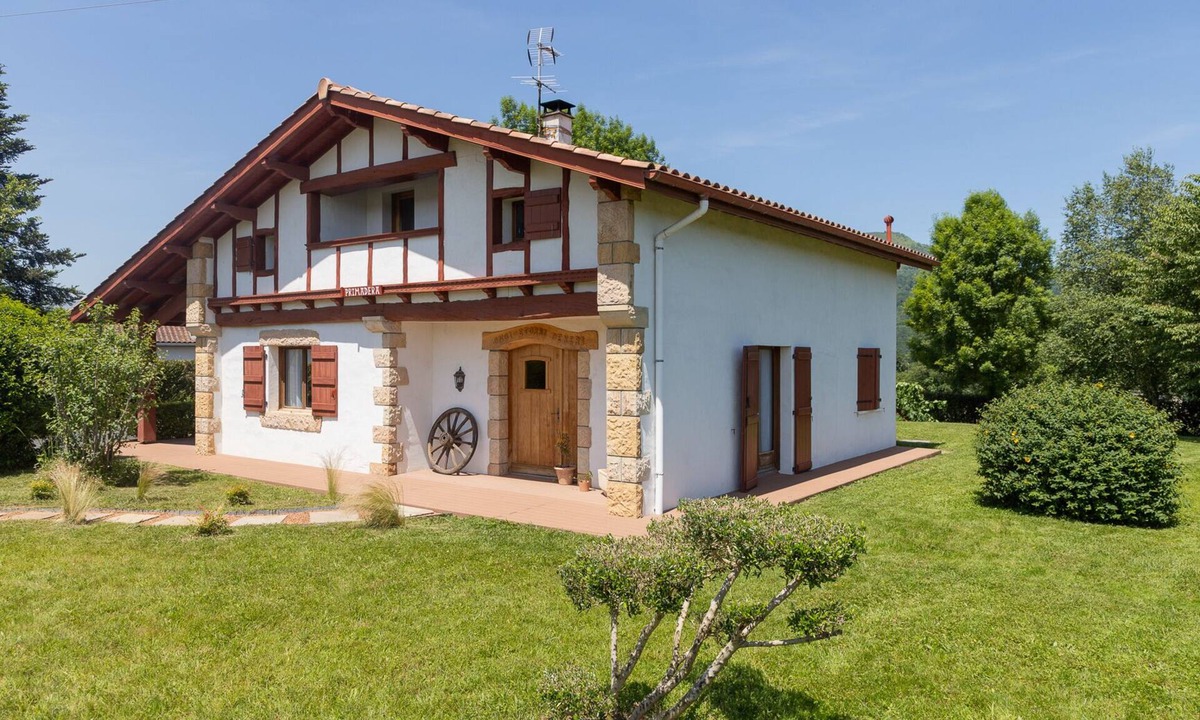 Ascarat House | Peaceful setting with a view, 2 km from Saint-Jean-Pied-de-Port
