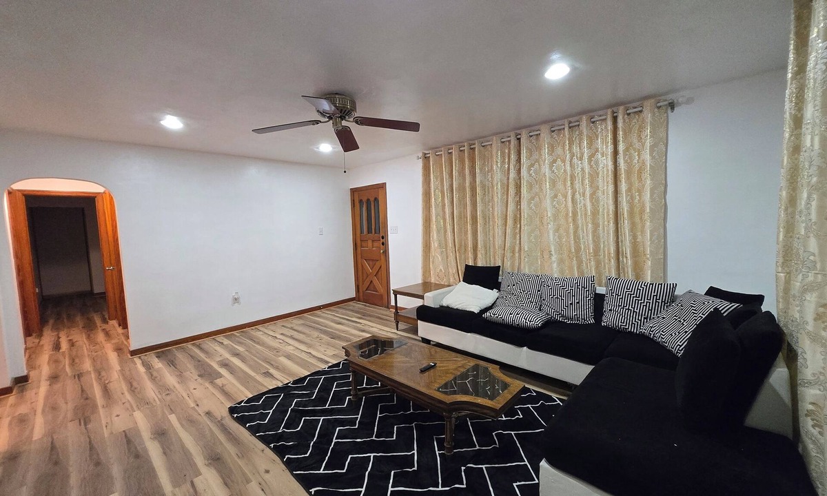 Southmont House | Peaceful, spacious and newly renovated house with AC in charming Hill top