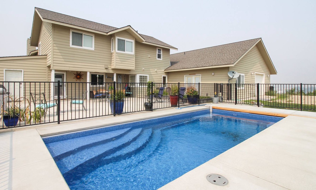Chelan House | Peaceful & spacious home w/ private pool - location near lake.