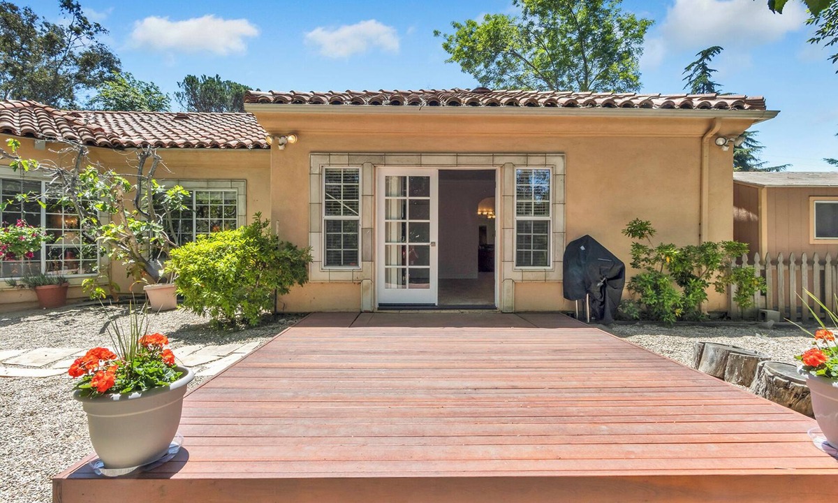 Vista Apartment | Peaceful spacious studio in Vista surrounded by greenery and birdsong.