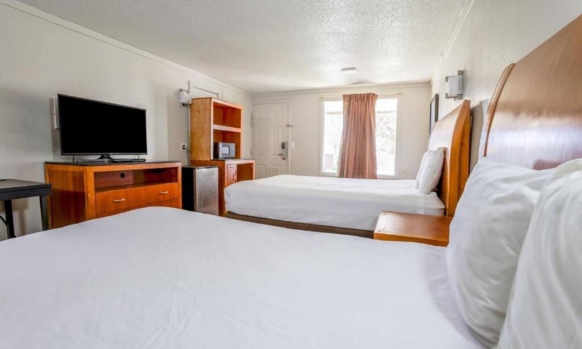 Richmond Hotel | Peaceful Stay at Garden Inn – Convenient Location in Hwy 40 with Free Parking