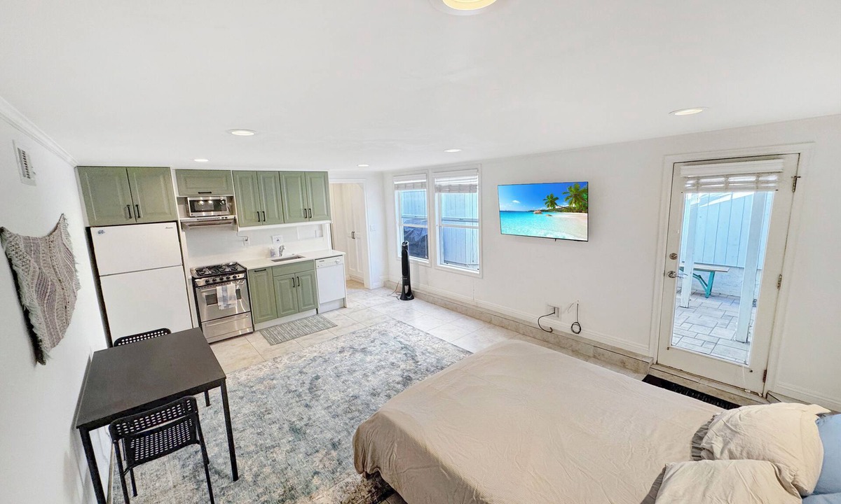 El Porto Apartment | Peaceful studio in Manhattan Beach a block to the beach