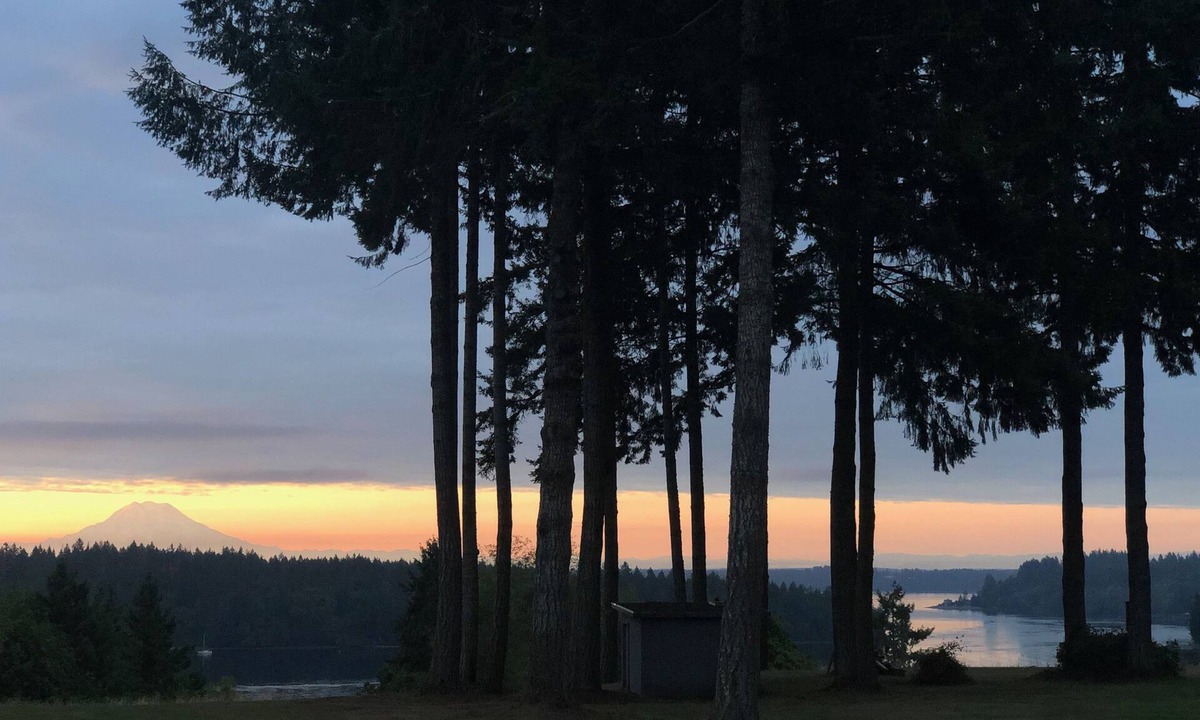 Shelton House | Peaceful, Tranquil Getaway Overlooking Puget Sound