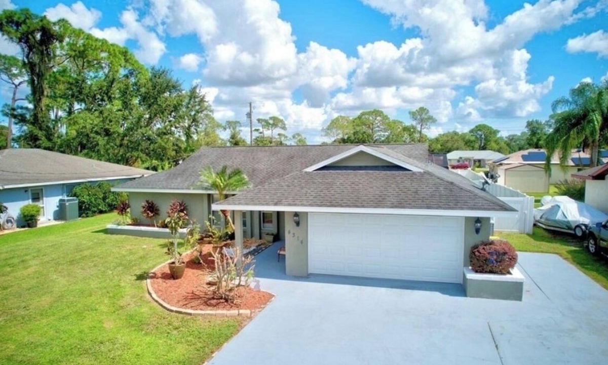 Sebring House | “Peaceful villa with pool, near lakes, shops & highways – perfect getaway”