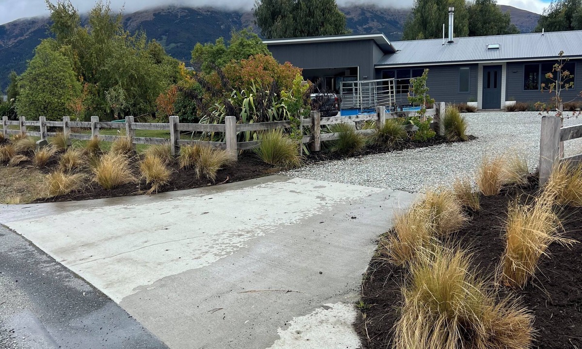 Lake Hawea House | Peaceful warm & sunny tastefully furnished spa sauna 1/2 acre 7min walk to lake