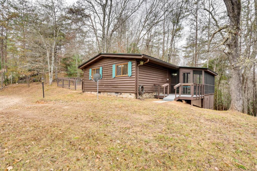 Warne House | Peaceful Warne Cabin: Fenced Yard & Screened Porch