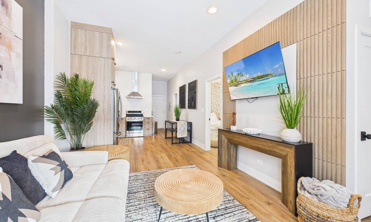 West Town Apartment | Peaceful Zen Flat 2BR Oasis with Free Parking