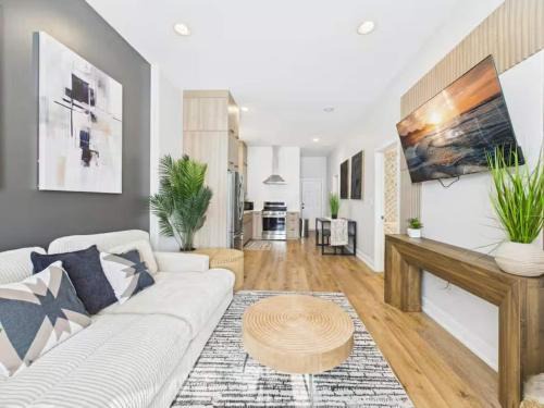 West Town Apartment | Peaceful Zen Flat 2BR Oasis with Free Parking