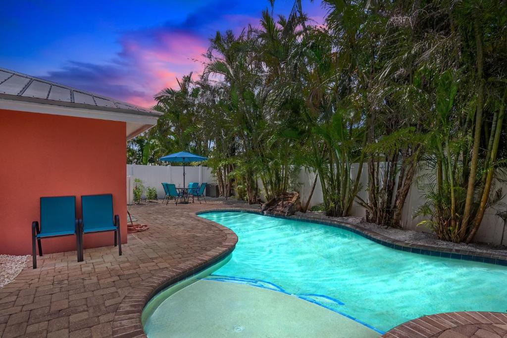 Holmes Beach Apartment | Peach Bellini