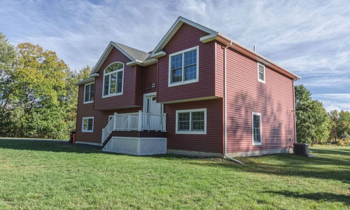 Highland House | Peak Fall Foliage Retreat Near New Paltz, Walkway Over the Hudson & Wineries