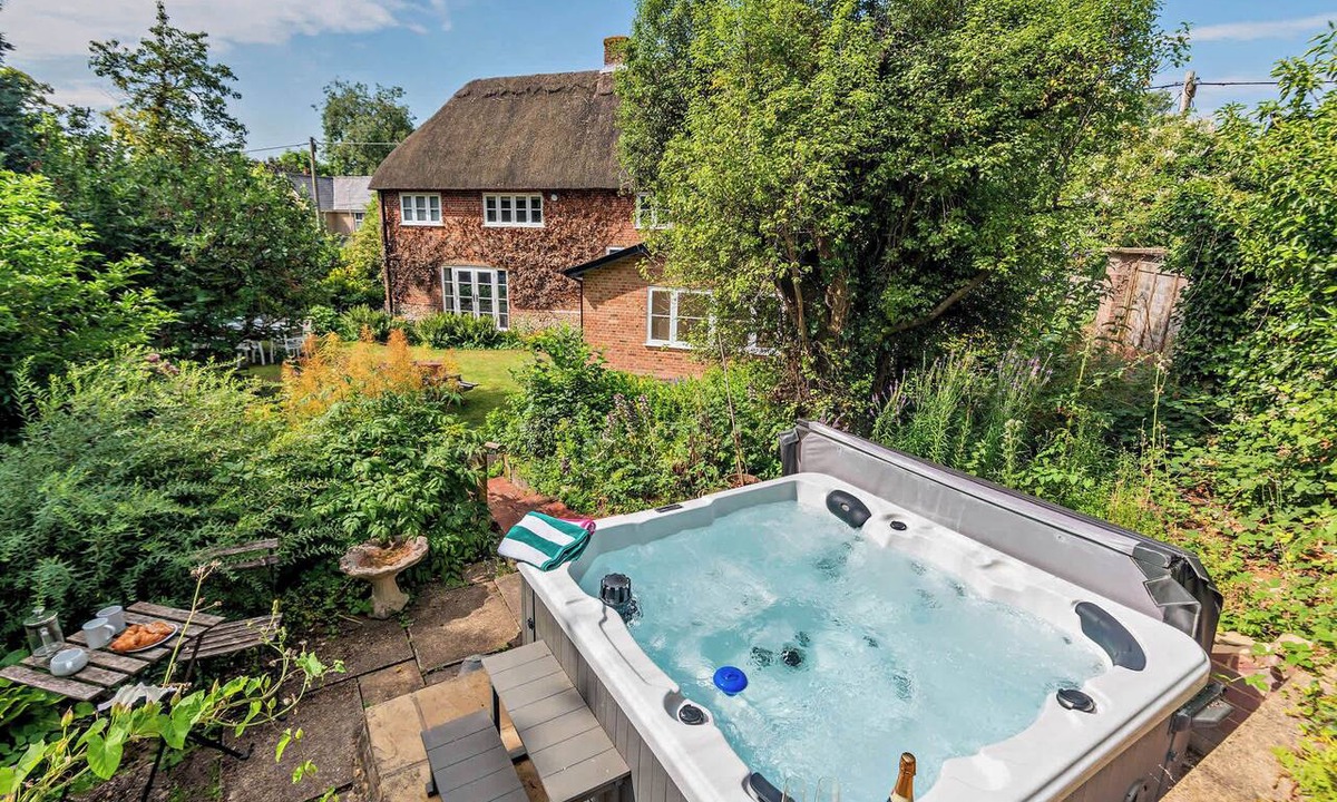 New Forest District House | Pear Tree Cottage Thatched 4 Bed Deluxe Home with Hot Tub