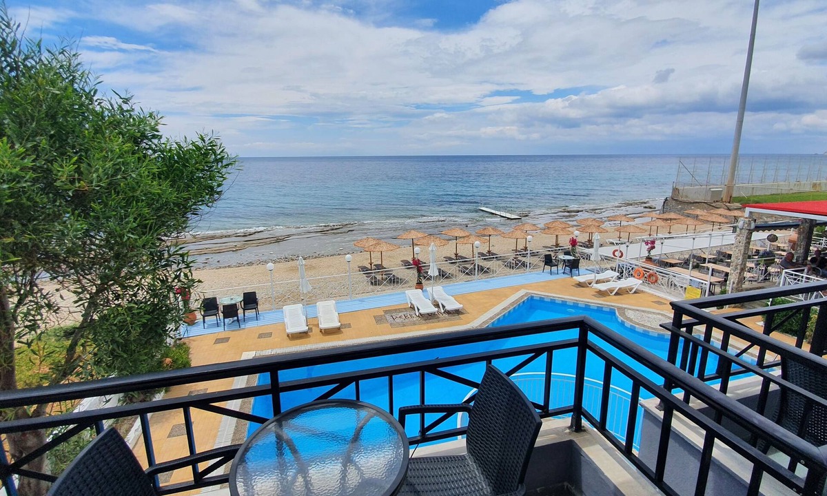 Plomari Hotel | Pebble Beach Hotel
