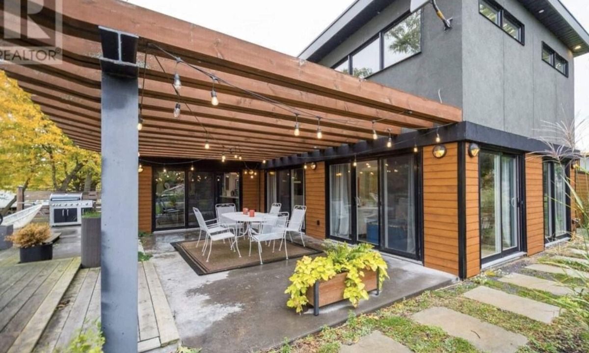 Picton House | PEC West Lake Cottage Retreat — 5 mins. to Sandbanks Provincial Park and Dunes