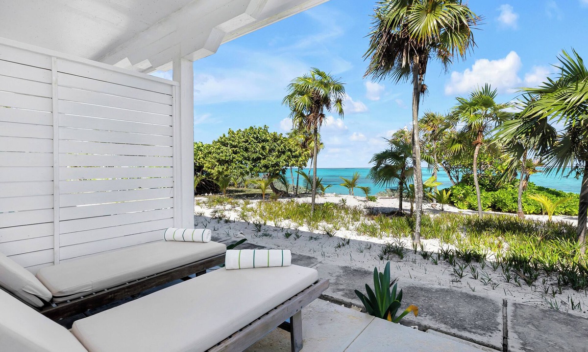 Whitby Hotel | Pelican Beach Hotel