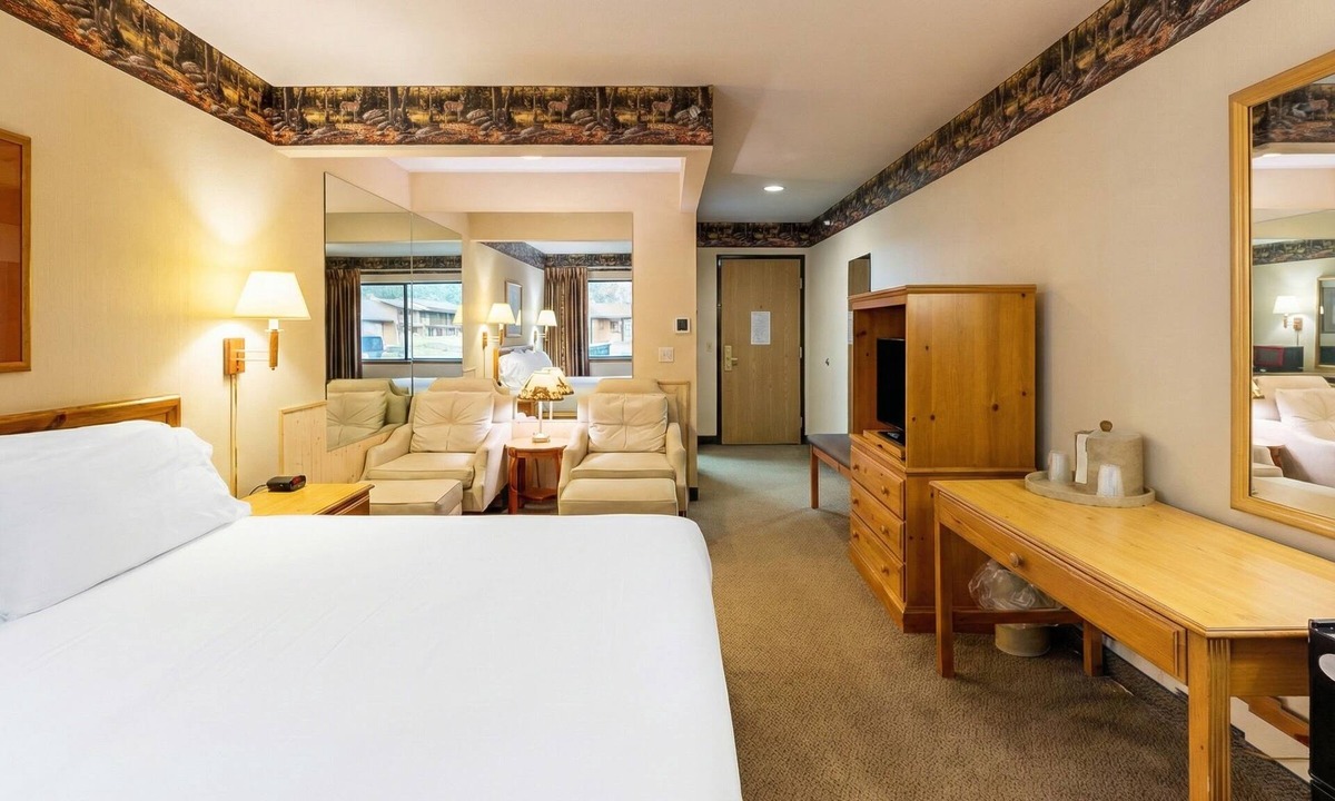 Levering Hotel | Pellston Lodge