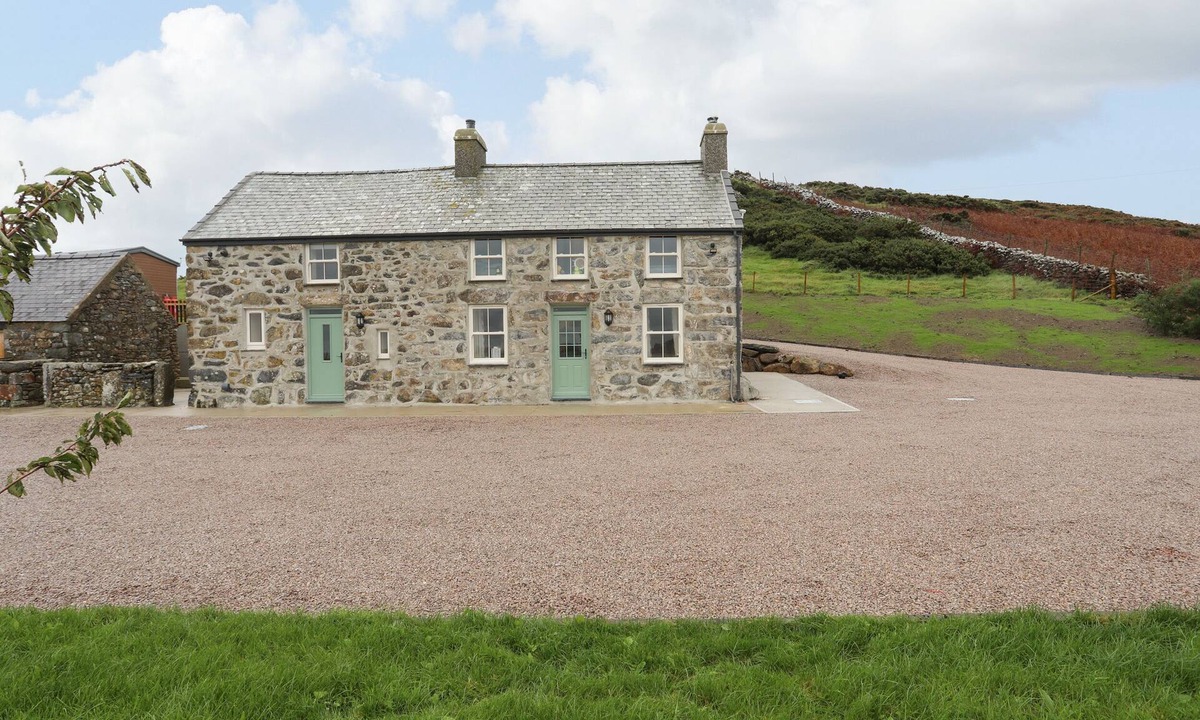 Mynytho Cottage | PENNANT IGYN, pet friendly, with open fire in Llanbedrog
