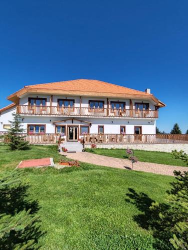 Marisel House | Pensiunea Roua Brazilor Mărișel
