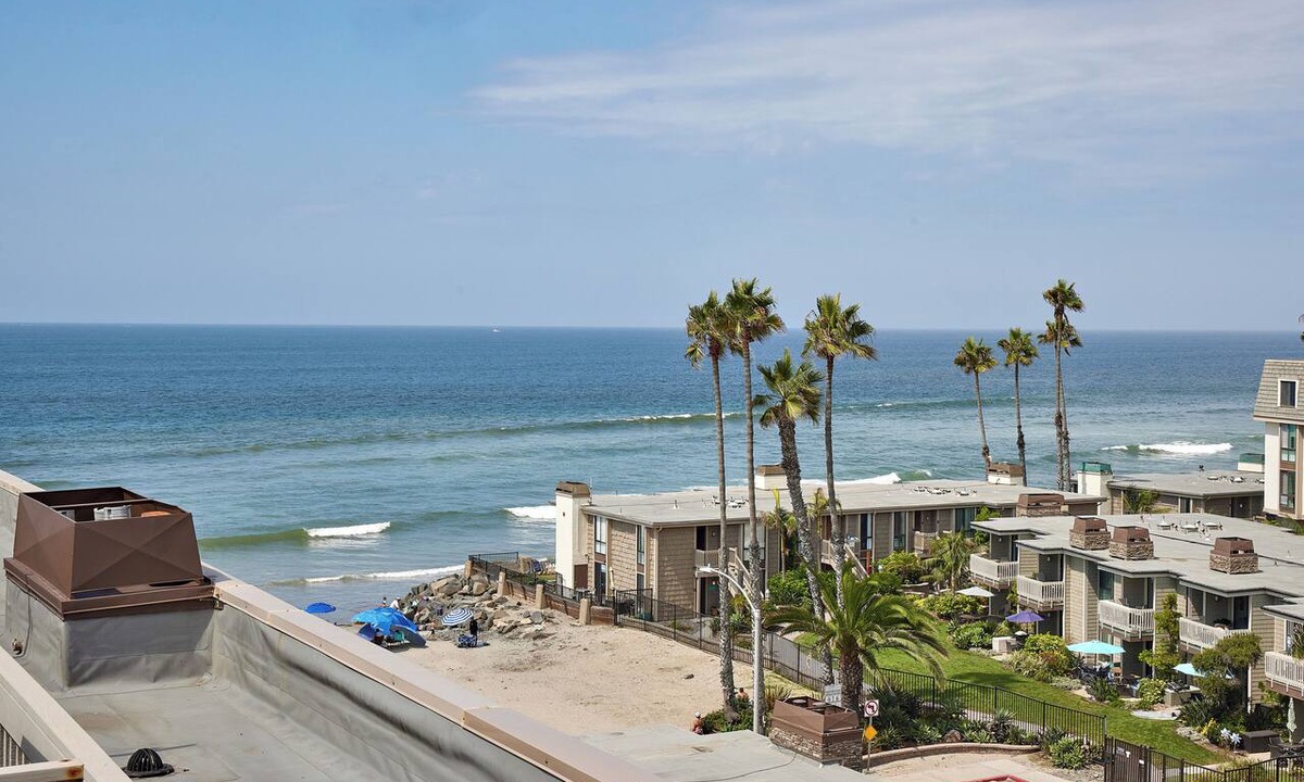Townsite Condo | Penthouse 2BR with Beautiful Ocean Views and Rooftop Patio! 1,081 Sq Ft