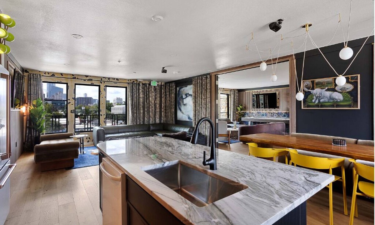 East Cesar Chavez House | Penthouse 8BR/22Bed - Pool, Roofdeck, Garden Bars, Walk To Everything!