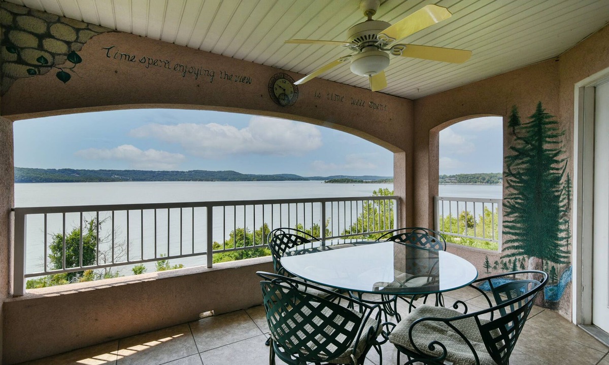 Hollister Condo | Penthouse Condo Near Table Rock Lake & Marina | 2 King Suites