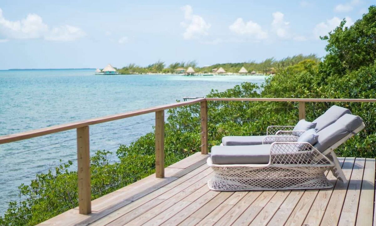 Thatch Caye Apartment | Penthouse Oceanfront Cabana