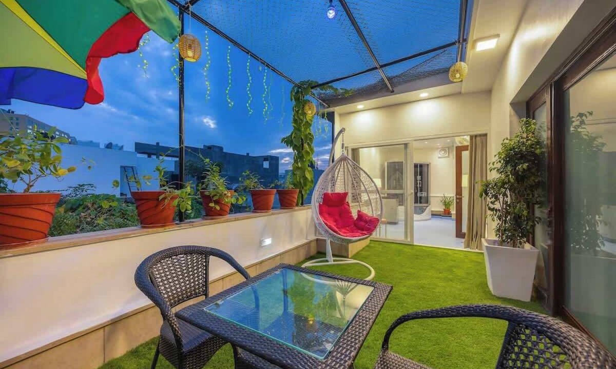 Sector 40 Apartment | Penthouse w/Jacuzzi/steam bath &foot massage