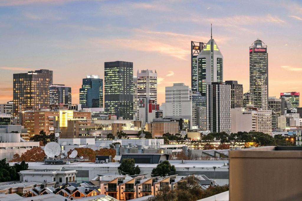 East Perth Apartment | Penthouse with Panoramic Views - Walk to River