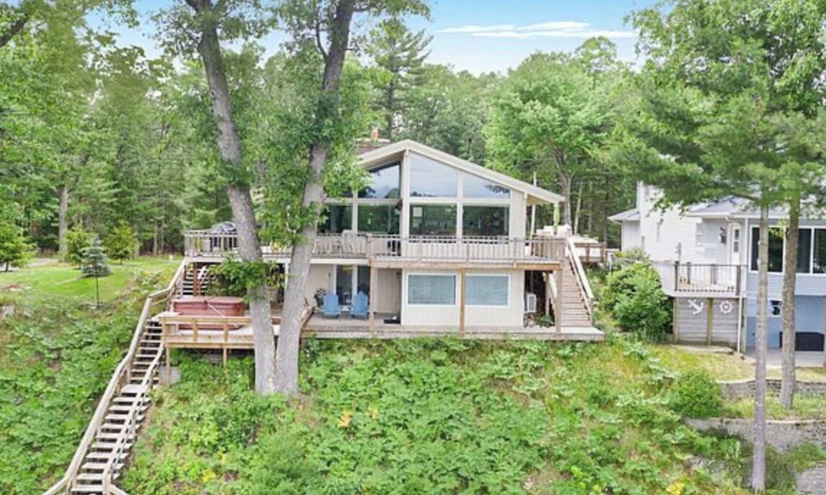 Pentwater House | Pentwater Oasis, 4-bedroom house on Pentwater Lake