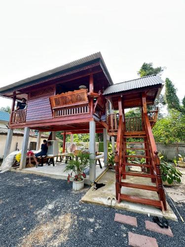 Thong Sala House | Peony brown