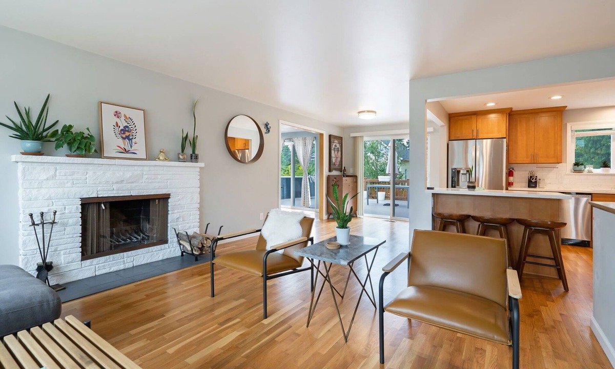 Shoreline House | Perch - Gathering Spot Upper: Freshly remodeled 3BR apartment in Shoreline